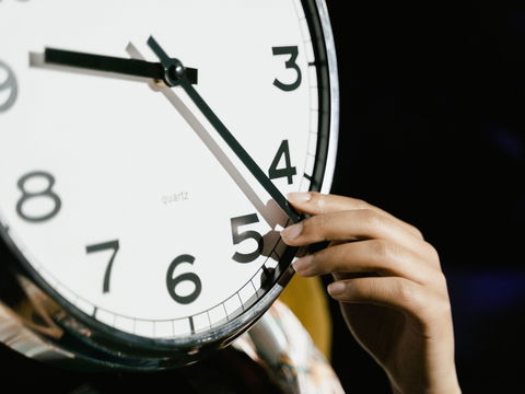 Zeitumstellung 2026: So schützen Sie Ihren Schlaf schon jetzt