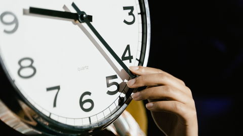 Zeitumstellung 2026: So schützen Sie Ihren Schlaf schon jetzt